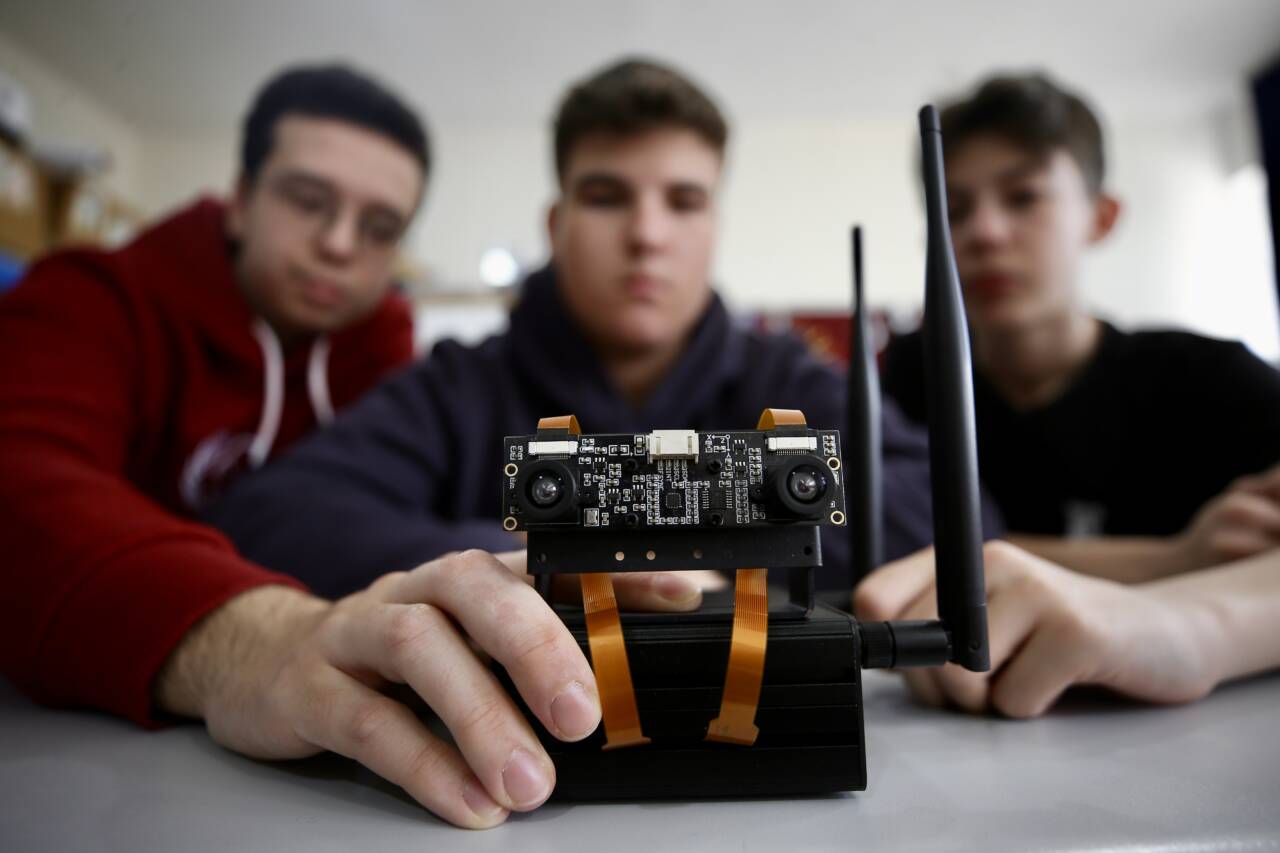 Bursa'dan 3 lise öğrencisinin projesine İtalya'dan iki ödül 5 aa 20260417 41130297 41130287 liselileringormeengellilericingelistirdigirobotacifteodul