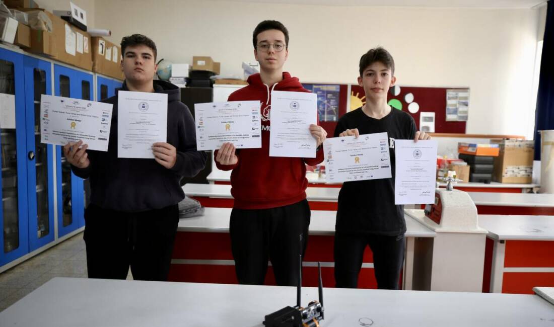 Bursa’dan 3 lise öğrencisinin projesine İtalya’dan iki ödül Bursa'da lise öğrencilerinin geliştirdiği görme engellilere restoran desteği veren robot,