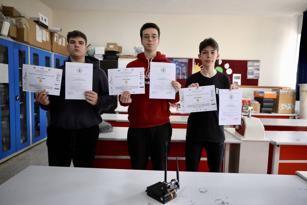 Bursa'dan 3 lise öğrencisinin projesine İtalya'dan iki ödül 13 aa 20260417 41130297 41130292 liselileringormeengellilericingelistirdigirobotacifteodul