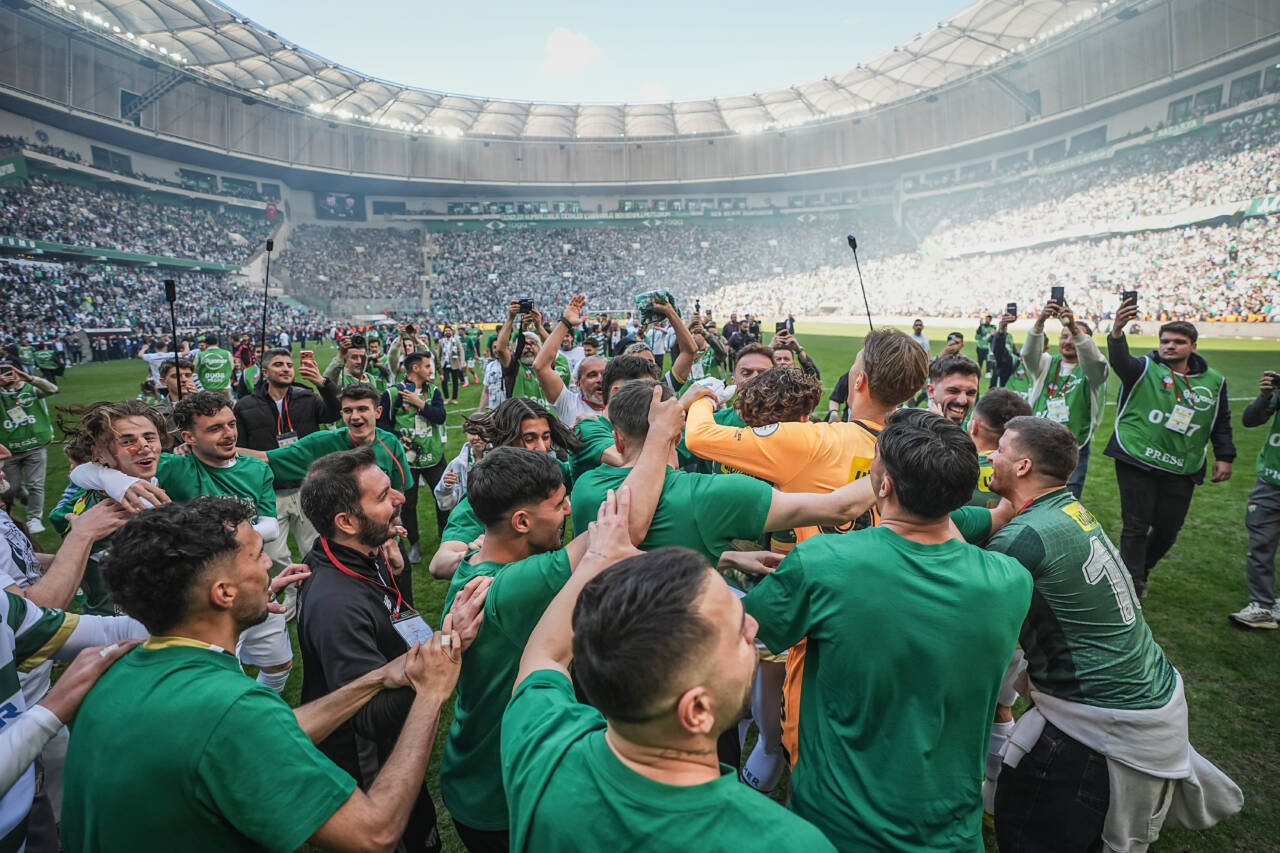 Bataklıktan çıkıp Türk futbol tarihine geçen şampiyon; BURSASPOR 1 aa 20260419 41154071 41154058 bursasporsampiyonlugunuilanederek1ligeyukselmeyigarantiledi
