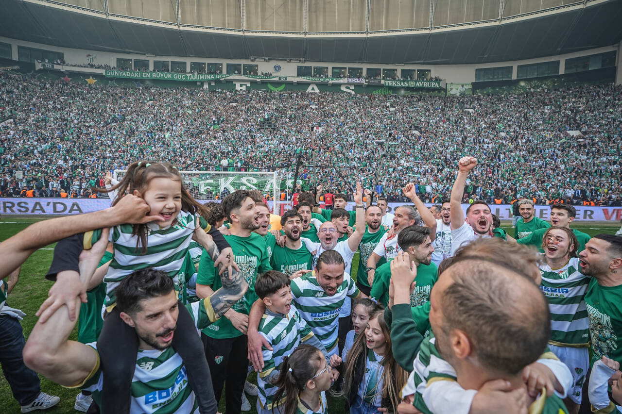 Bataklıktan çıkıp Türk futbol tarihine geçen şampiyon; BURSASPOR 2 aa 20260419 41154071 41154062 bursasporsampiyonlugunuilanederek1ligeyukselmeyigarantiledi