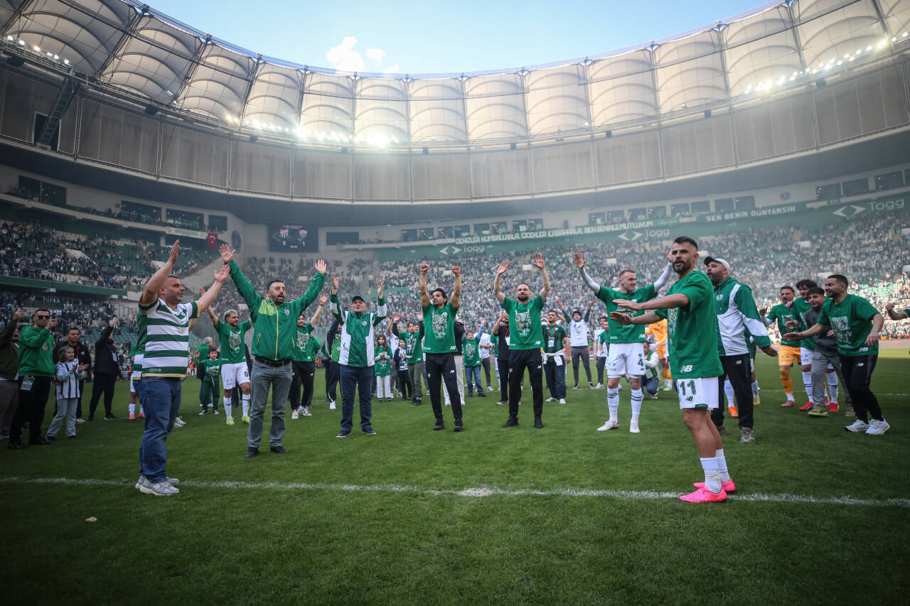 Bataklıktan çıkıp Türk futbol tarihine geçen şampiyon; BURSASPOR 3 aa 20260419 41154227 41154202 bursasporsampiyonlugunuilanederek1ligeyukselmeyigarantiledi