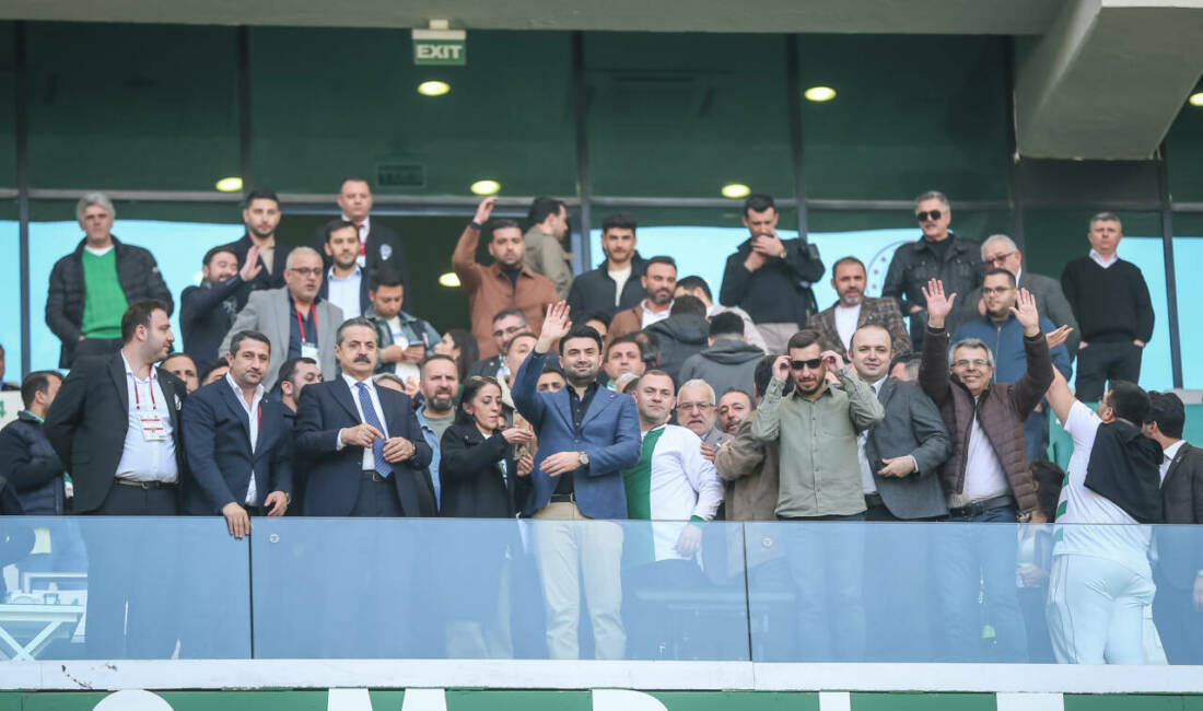 Bursaspor Başkanı Enes Çelik’ten taraftara önemli mesaj Başkan Çelik, kupa töreni sırasında taraftarlardan nahoş olaylara müsade etmemesini