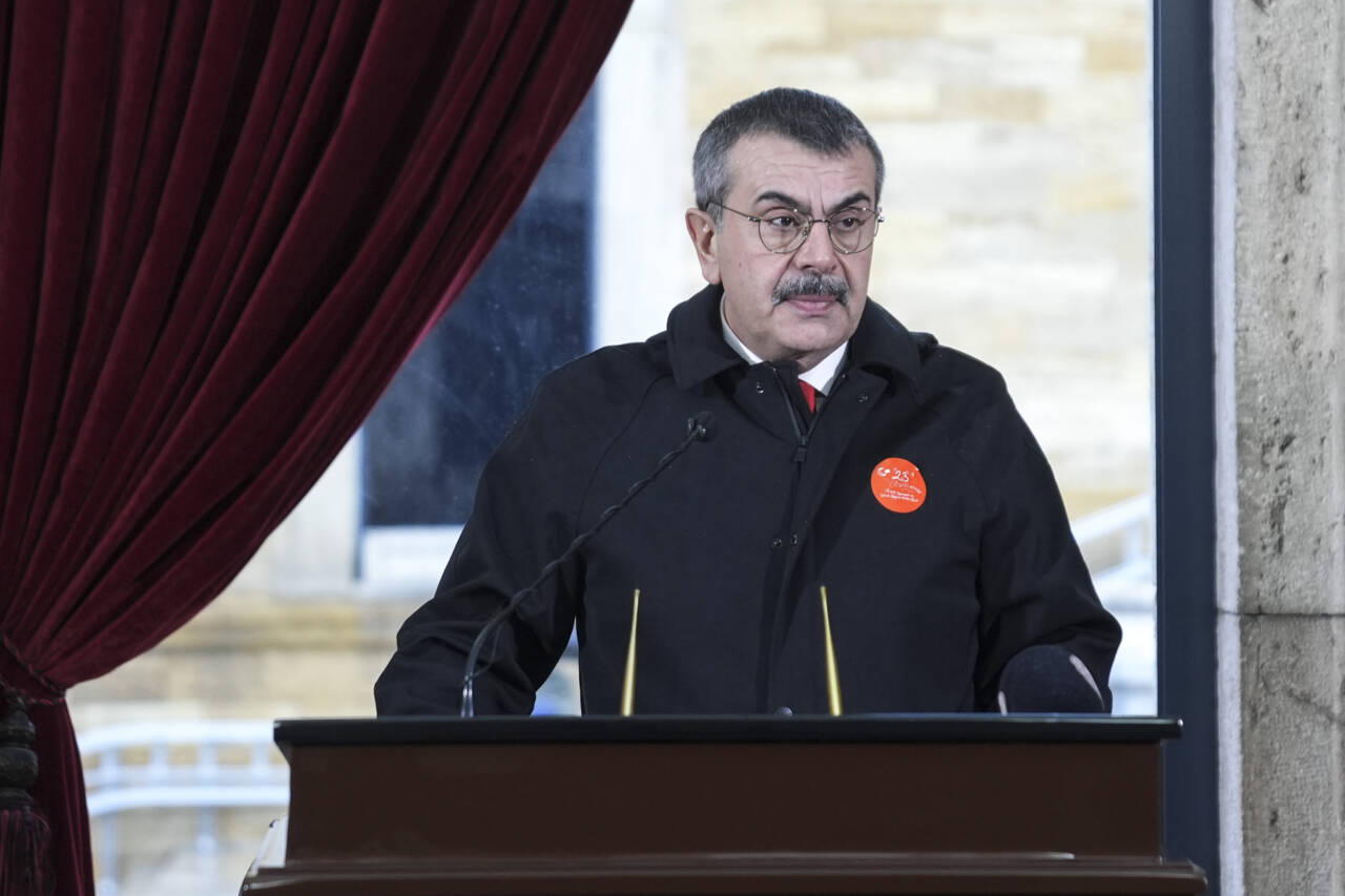 Bakan Tekin 81 ilden çocuklarla Anıtkabir'de 1 aa 20260423 41185186 41185175 milliegitimbakanitekinogretmenveogrencilerleanitkabiriziyaretetti