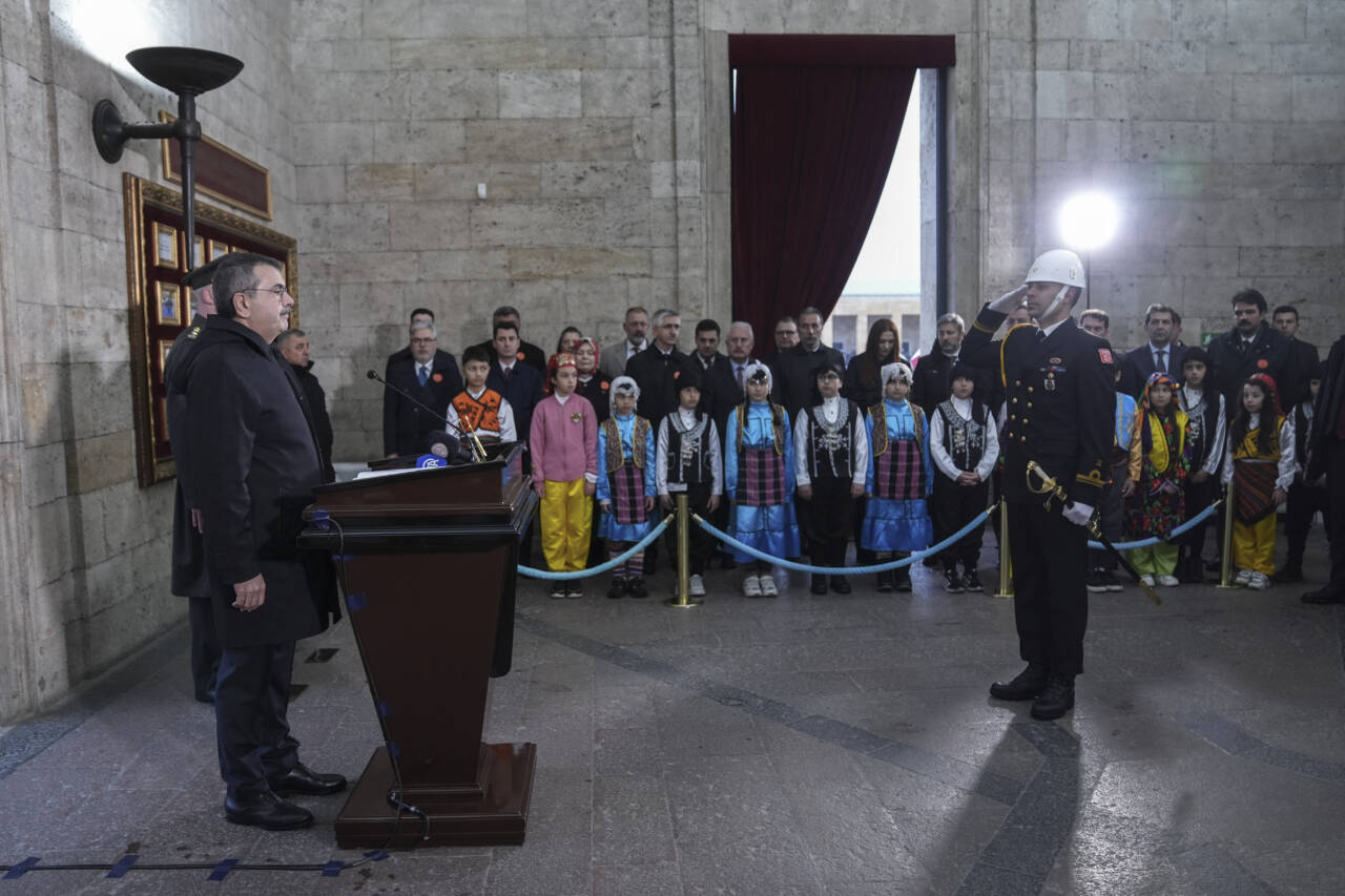 Bakan Tekin 81 ilden çocuklarla Anıtkabir'de 2 aa 20260423 41185186 41185178 milliegitimbakanitekinogretmenveogrencilerleanitkabiriziyaretetti