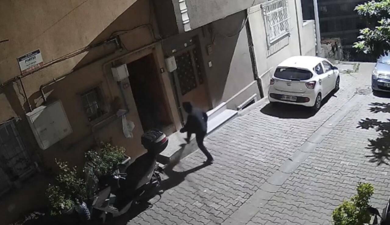Adım adım takip edip apartmanda taciz etti! Dehşet anları kamerada... 2 adim adim takip edip apartmanda taciz etti 24ea9e6fb168