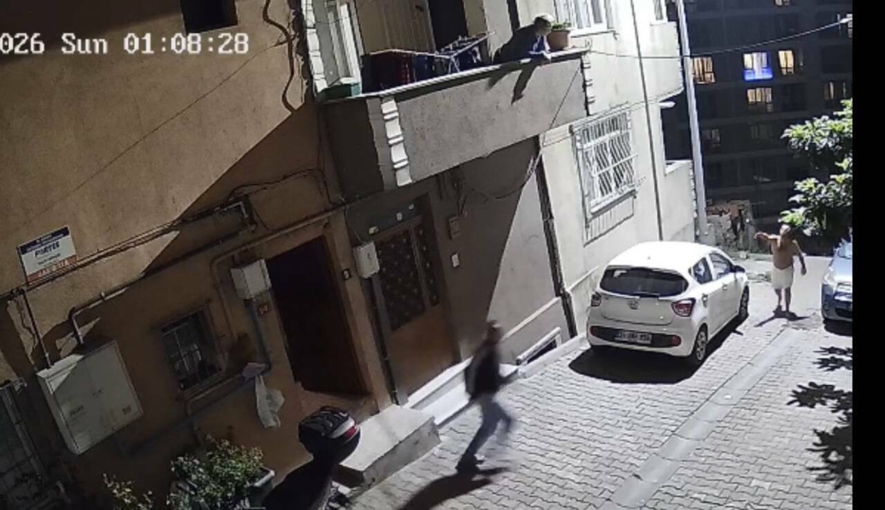 Adım adım takip edip apartmanda taciz etti! Dehşet anları kamerada... 4 adim adim takip edip apartmanda taciz etti 289a0b1d88f4