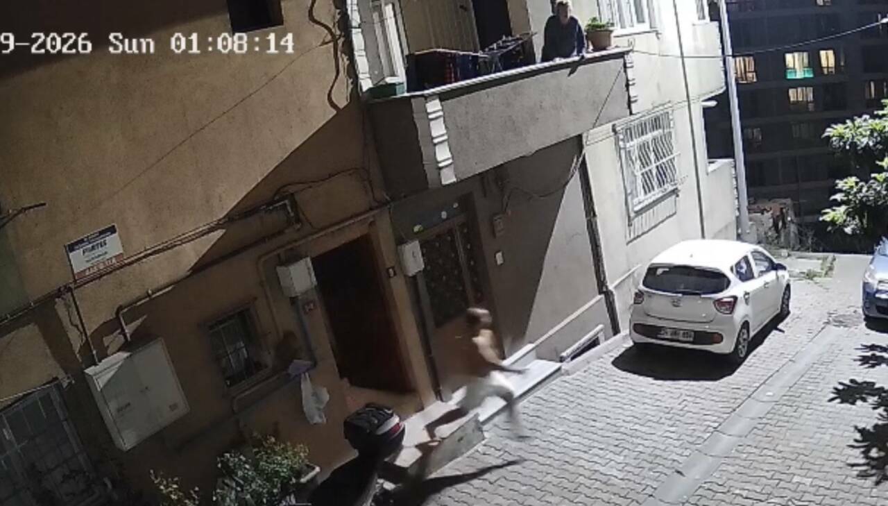 Adım adım takip edip apartmanda taciz etti! Dehşet anları kamerada... 3 adim adim takip edip apartmanda taciz etti 69fdd3db8d19