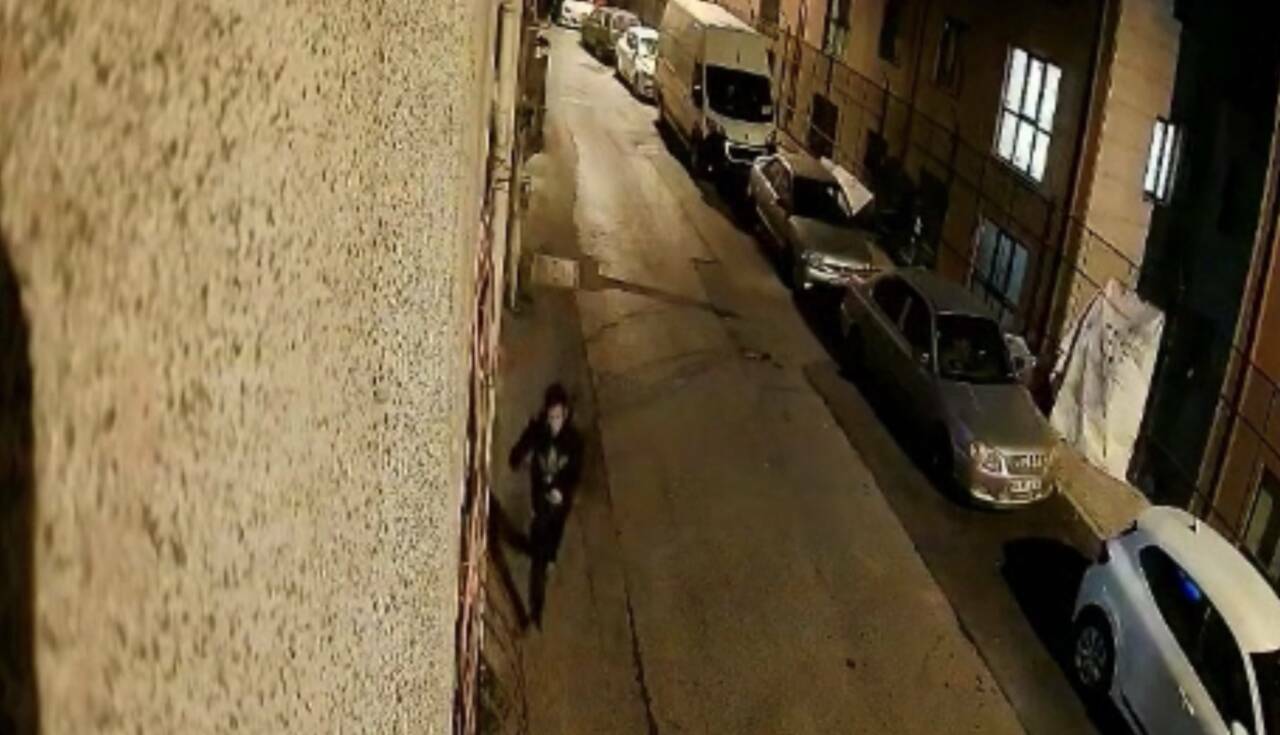 Adım adım takip edip apartmanda taciz etti! Dehşet anları kamerada... 5 adim adim takip edip apartmanda taciz etti b1ef6ca952ec