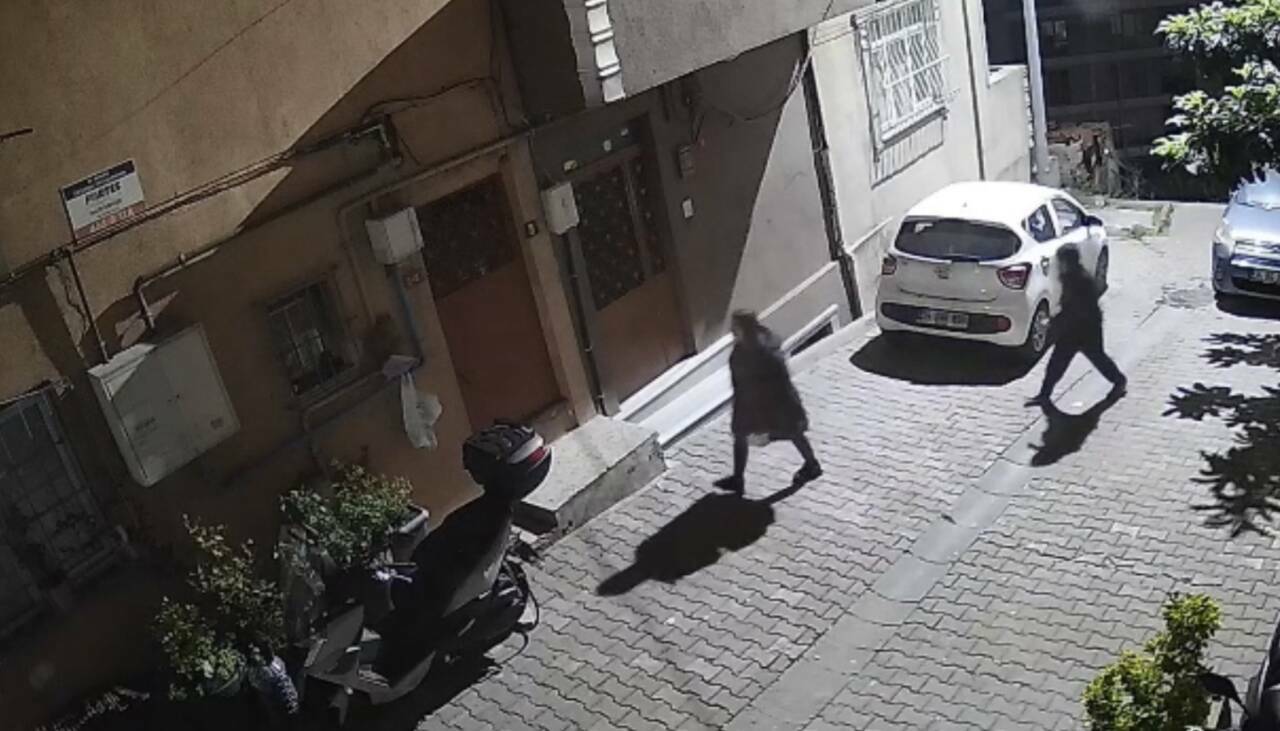 Adım adım takip edip apartmanda taciz etti! Dehşet anları kamerada... 1 adim adim takip edip apartmanda taciz etti cc8bbeb40860