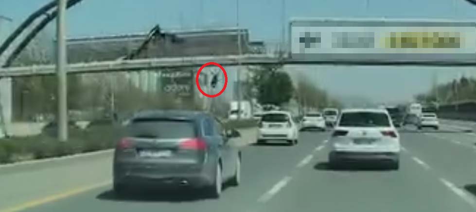 Afiş asarken üst geçitten düşüp otomobilin altında kaldı Ankara'da yaya üst geçidine afiş asarken dengesini kaybedip bulvara düşen