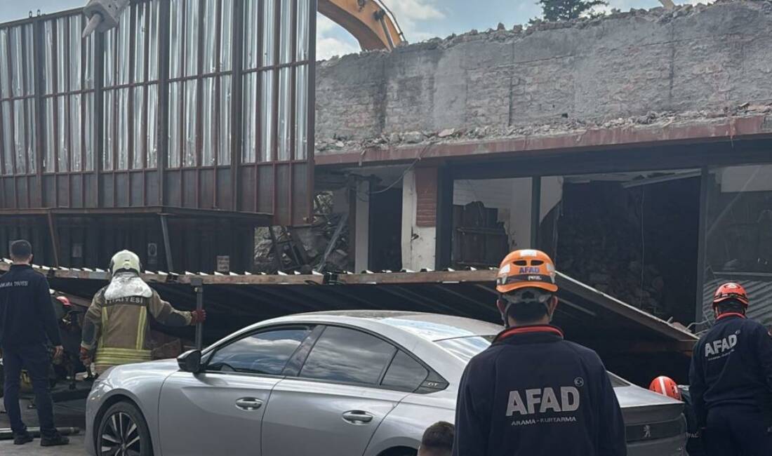 Ankara’da korku dolu anlar! Binanın duvarı çöktü Ankara'nın Ulus semtinde Çankırı Caddesi'nde bulunan ve yıkım işlemlerinin devam