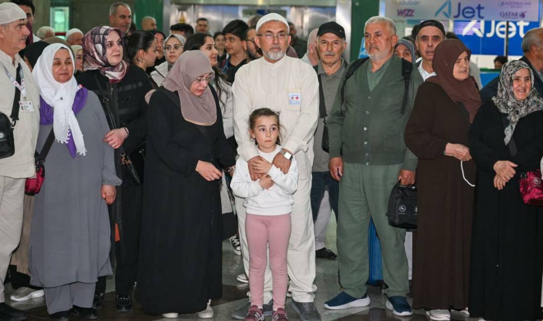 İlk hac kafilesi dualarla uğurlandı Diyanet İşleri Başkanlığının organizasyonuyla kutsal topraklara gidecek ilk hacı adayı