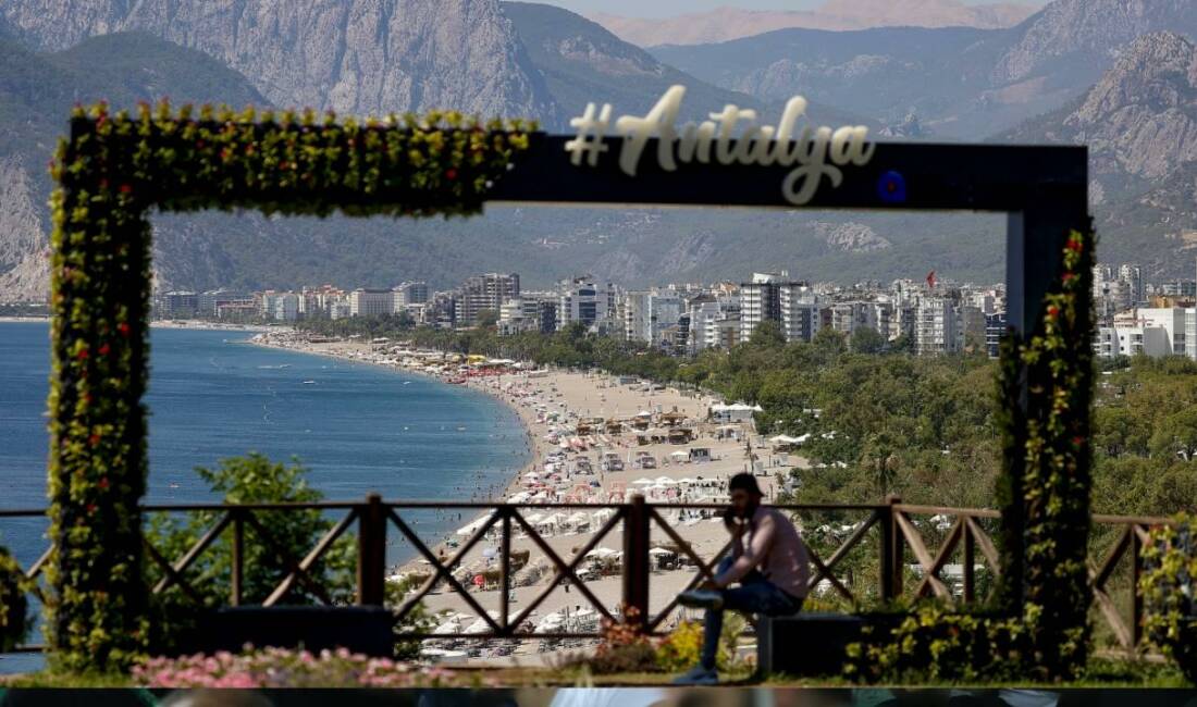 Turizm kenti Antalya'ya gelen yabancı turist sayısı geçen yılın aynı