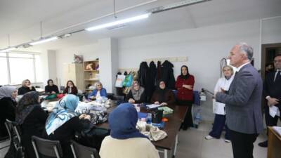 İnegöl Belediye Başkanı Alper Taban, İNESMEK kurslarını ziyaret ederek kursiyerlerle