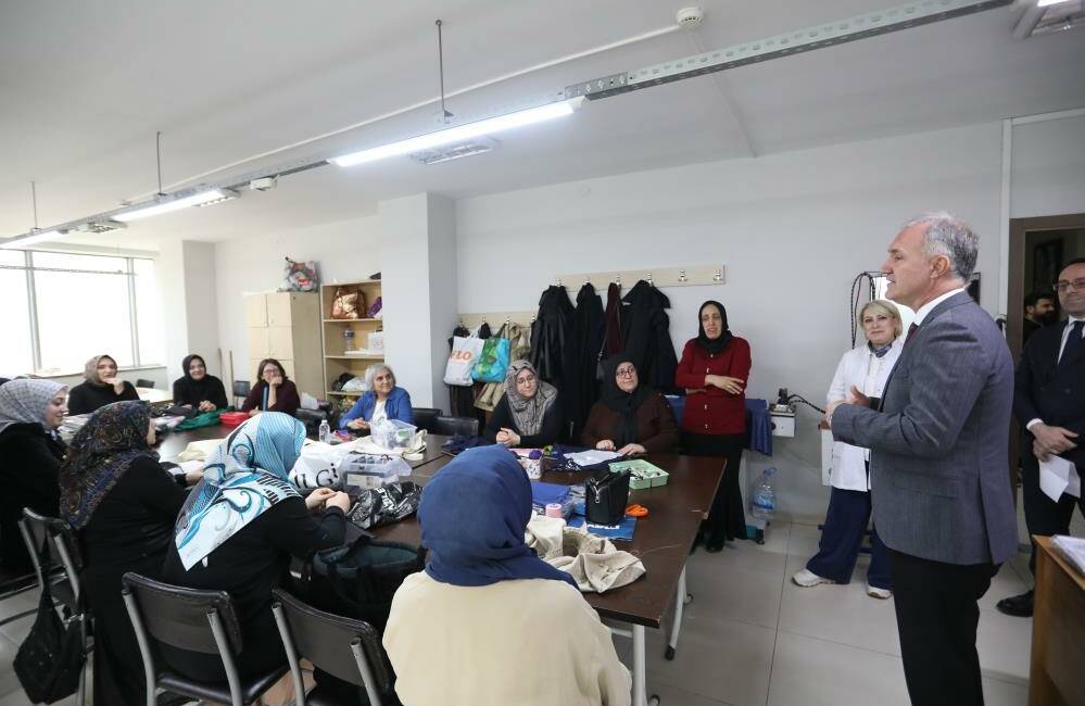 İnegöl Belediye Başkanı Taban’dan kursiyerlere ziyaret İnegöl Belediye Başkanı Alper Taban, İNESMEK kurslarını ziyaret ederek kursiyerlerle
