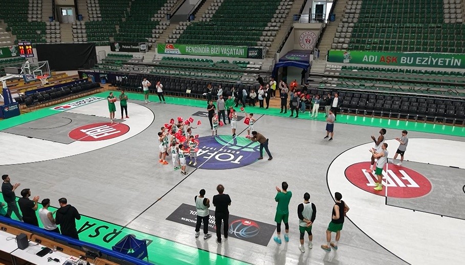 Bursaspor'un devlerini 1.20'lik minikler terletti 3 aw69017604