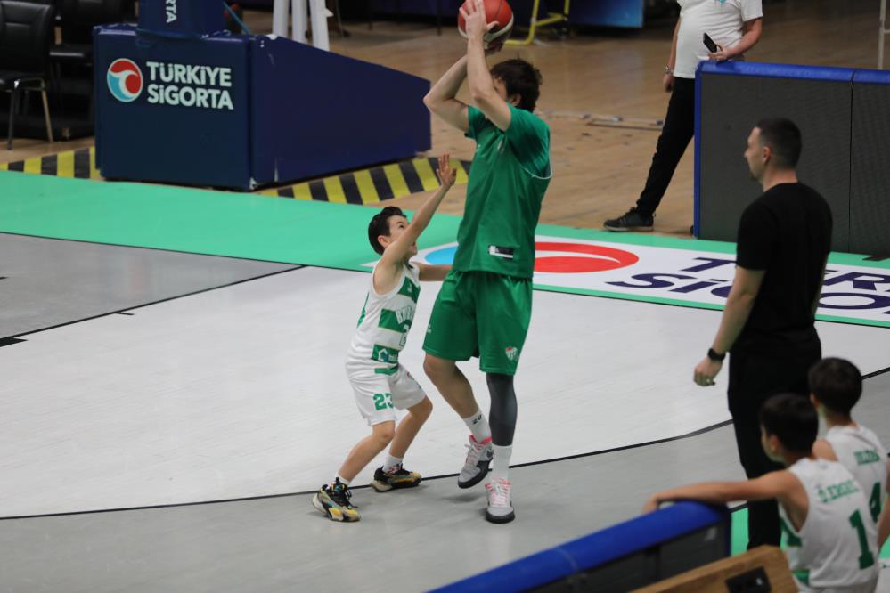 Bursaspor'un devlerini 1.20'lik minikler terletti 4 aw69017606