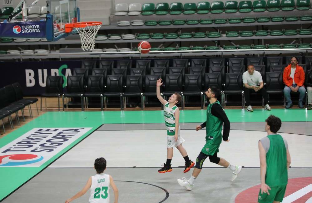 Bursaspor’un devlerini 1.20’lik minikler terletti 23 Nisan Ulusal Egemenlik ve Çocuk Bayramı kapsamında Bursaspor Basketbol
