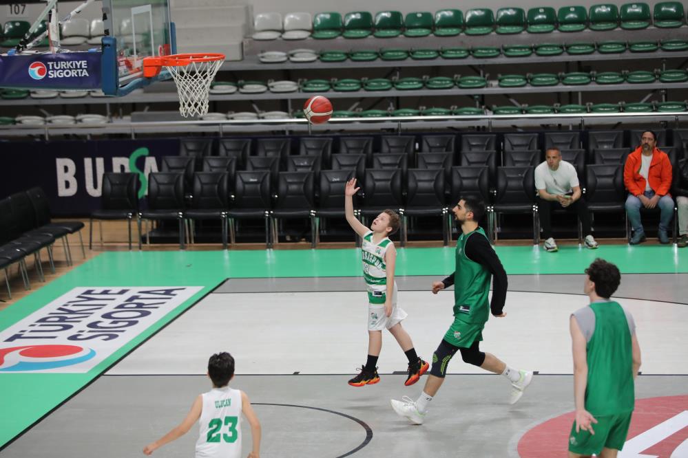 Bursaspor'un devlerini 1.20'lik minikler terletti 6 aw69017607