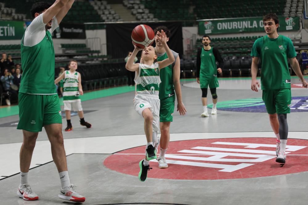 Bursaspor'un devlerini 1.20'lik minikler terletti 5 aw69017608