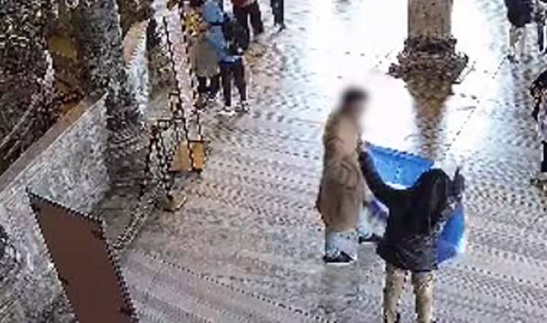 Ayasofya Camisi'nde Bizans bayrağı açan iki Yunan turist iki ay