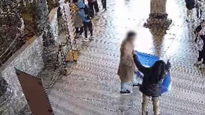 Ayasofya Camisi'nde Bizans bayrağı açan iki Yunan turist iki ay