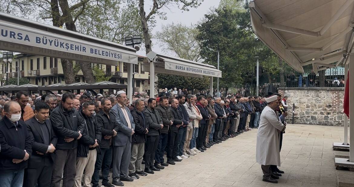 ayla ogretmen ve 8 ogrenci icin bursada giyabi cenaze namazi cf6befcef753