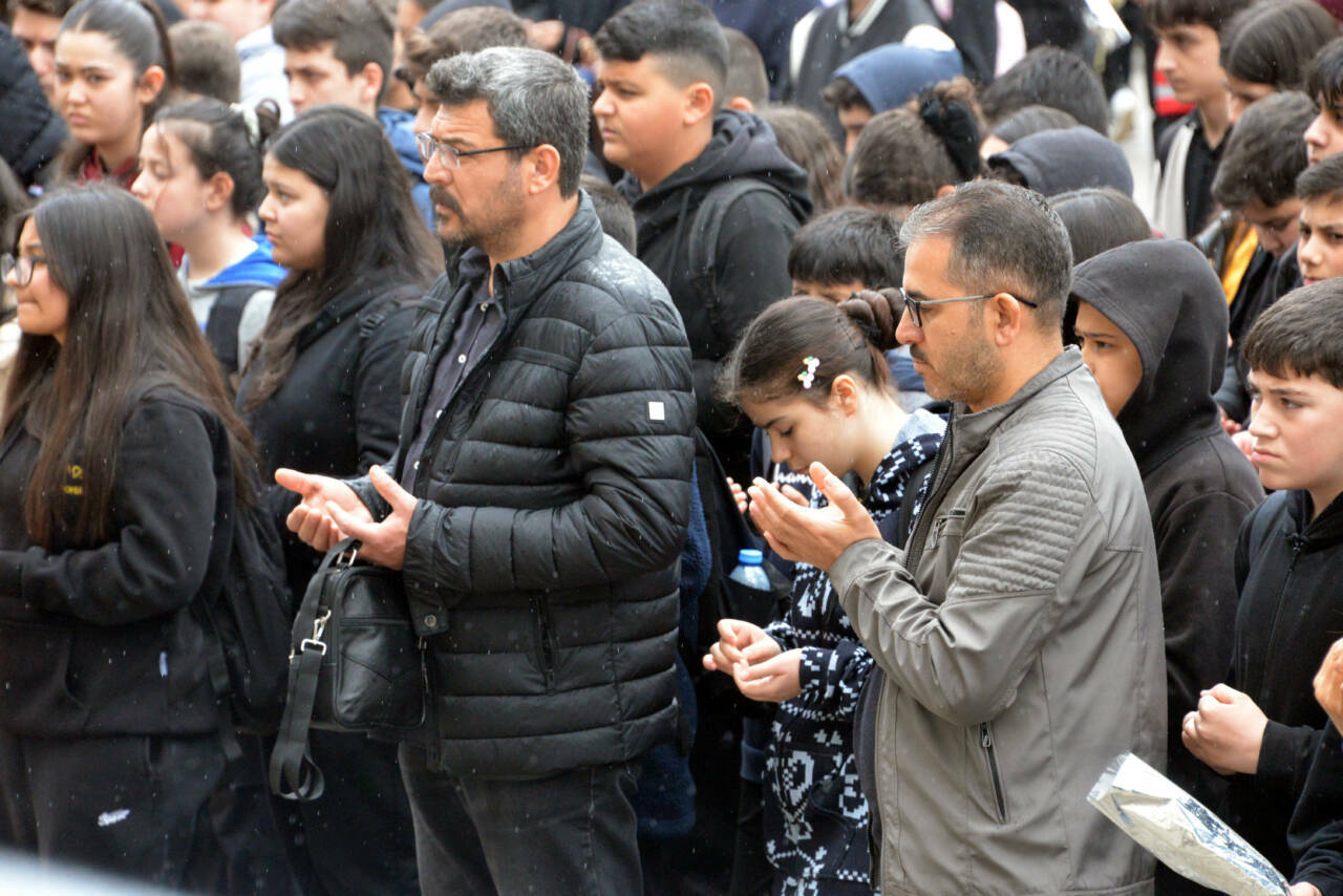 Ayser Çalık Ortaokulu, yeni binasında eğitime başladı 4 ayser calik ortaokulu yeni binasinda egitime basladi 1b3ecf3e9e7a