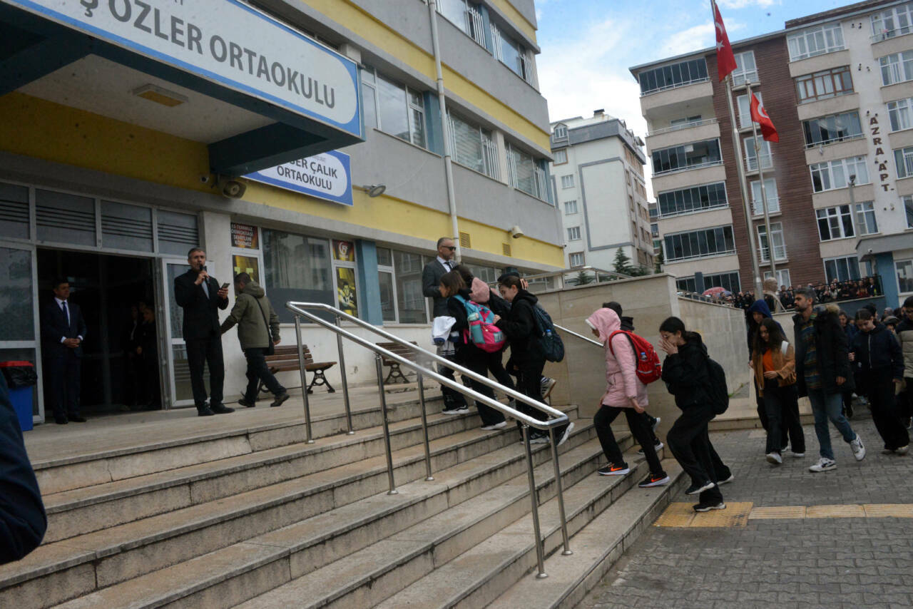 Ayser Çalık Ortaokulu, yeni binasında eğitime başladı 2 ayser calik ortaokulu yeni binasinda egitime basladi ee5a2dfc6c26