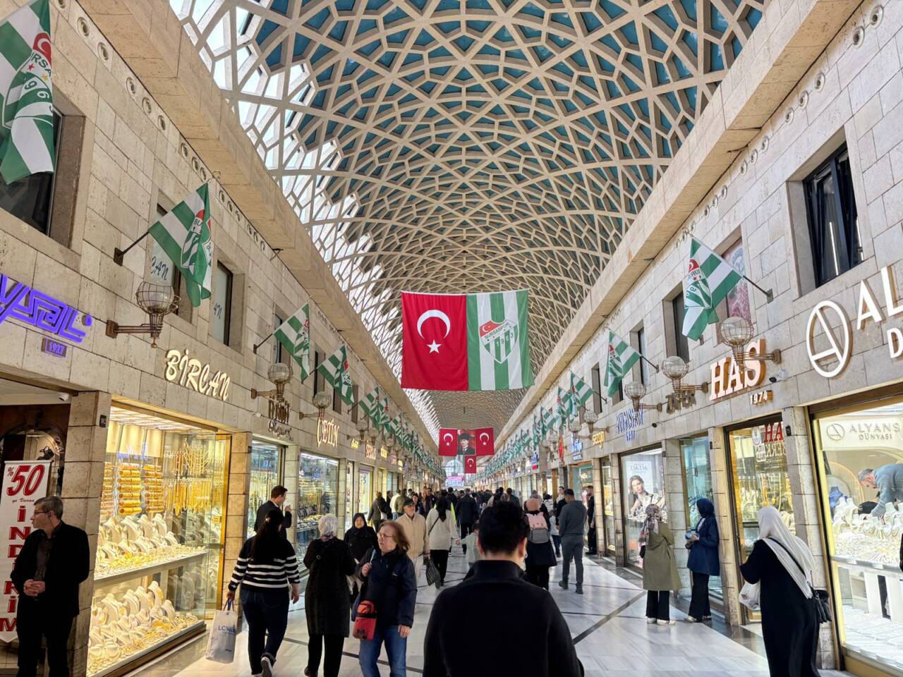 Bursa Kapalı Çarşı'da yeşil beyaz coşku 5 b368f077 bf90 4d9f b890 592dbd87f2f4