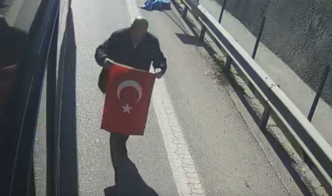 İstanbul'da özel halk otobüsü şoförünün, seyir halindeyken yerde gördüğü Türk
