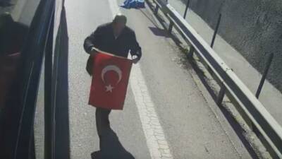 İstanbul'da özel halk otobüsü şoförünün, seyir halindeyken yerde gördüğü Türk
