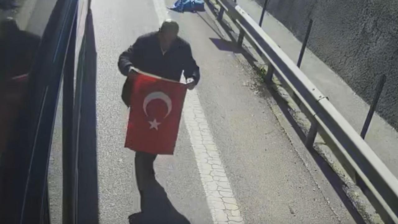 "Bayrak ayak altında olmaz" diyerek otobüsü durdurdu 1 bayrak ayak altinda olmaz diyerek otobusu durdurdu 54aa1d524035