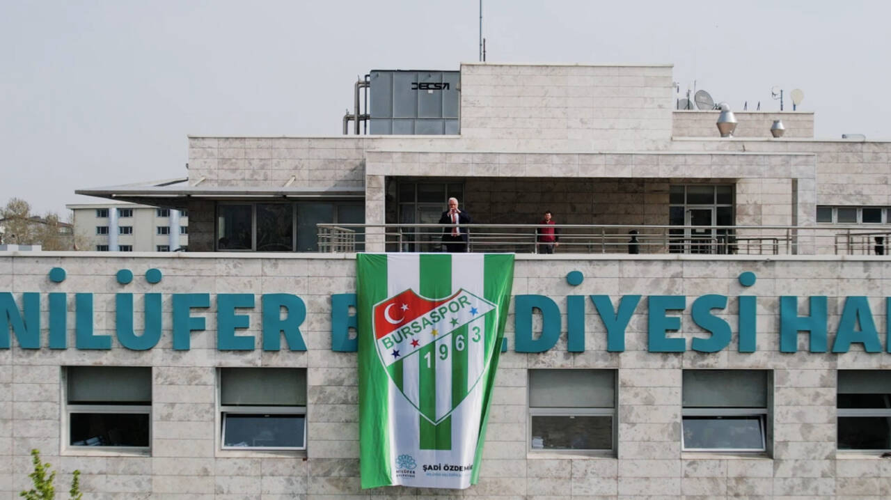 Bursaspor’un şampiyonluk heyecanı Nilüfer’de zirve yaptı 1 bayraklar 1