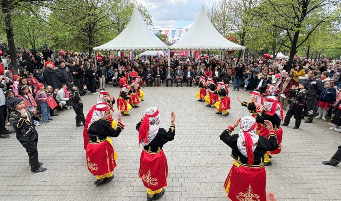 Merinos Parkı’nda düzenlenen 23 Nisan Çocuk Şenliği yoğun katılımla gerçekleşti.
