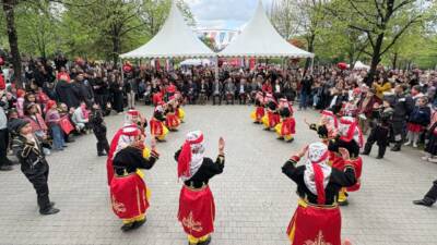 Merinos Parkı’nda düzenlenen 23 Nisan Çocuk Şenliği yoğun katılımla gerçekleşti.