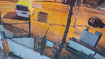 İstanbul Kadıköy’de müşteriye paket getiren kargo çalışanı 2 kişi araçla