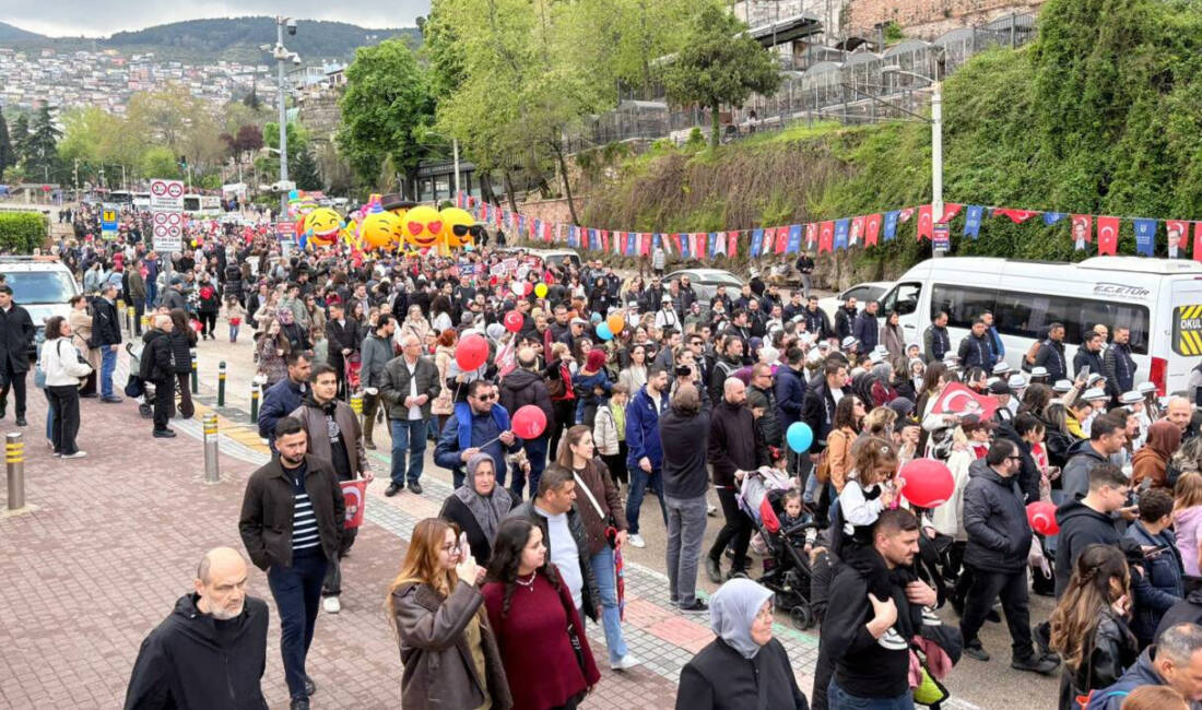 Bursa’da 23 Nisan coşkusu kortejle başladı Bursa'da 23 Nisan Ulusal Egemenlik ve Çocuk Bayramı, yoğun katılımlı