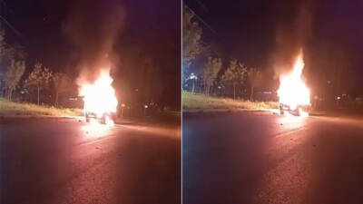 Bursa’da park halindeki otomobil, gece saatlerinde alevlere teslim oldu. İtfaiye