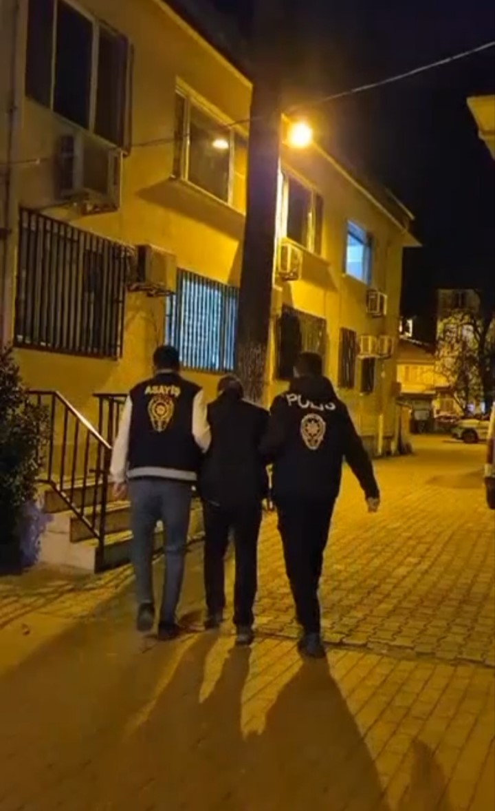 Bursa'da 12 yıl 6 ay hapis cezalı firari o ilçede yakalandı 3 bursada 12 yil 6 ay hapis cezasi bulunan firari o ilcede yakalandi d16d8cecbbda