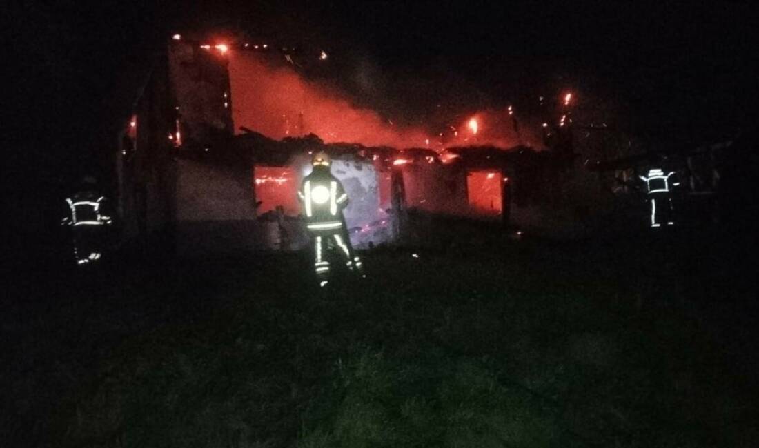 Bursa’da 2 katlı ev küle döndü Bursa’nın İnegöl ilçesinde çıkan yangında 2 katlı ev küle döndü.