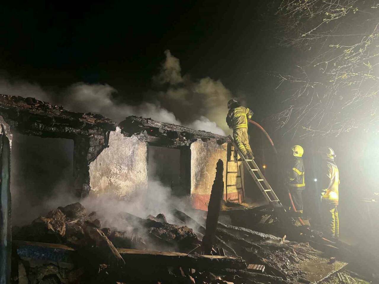 Bursa’da 2 katlı ev küle döndü 1 bursada 2 katli ev kule dondu be05533ffb2f