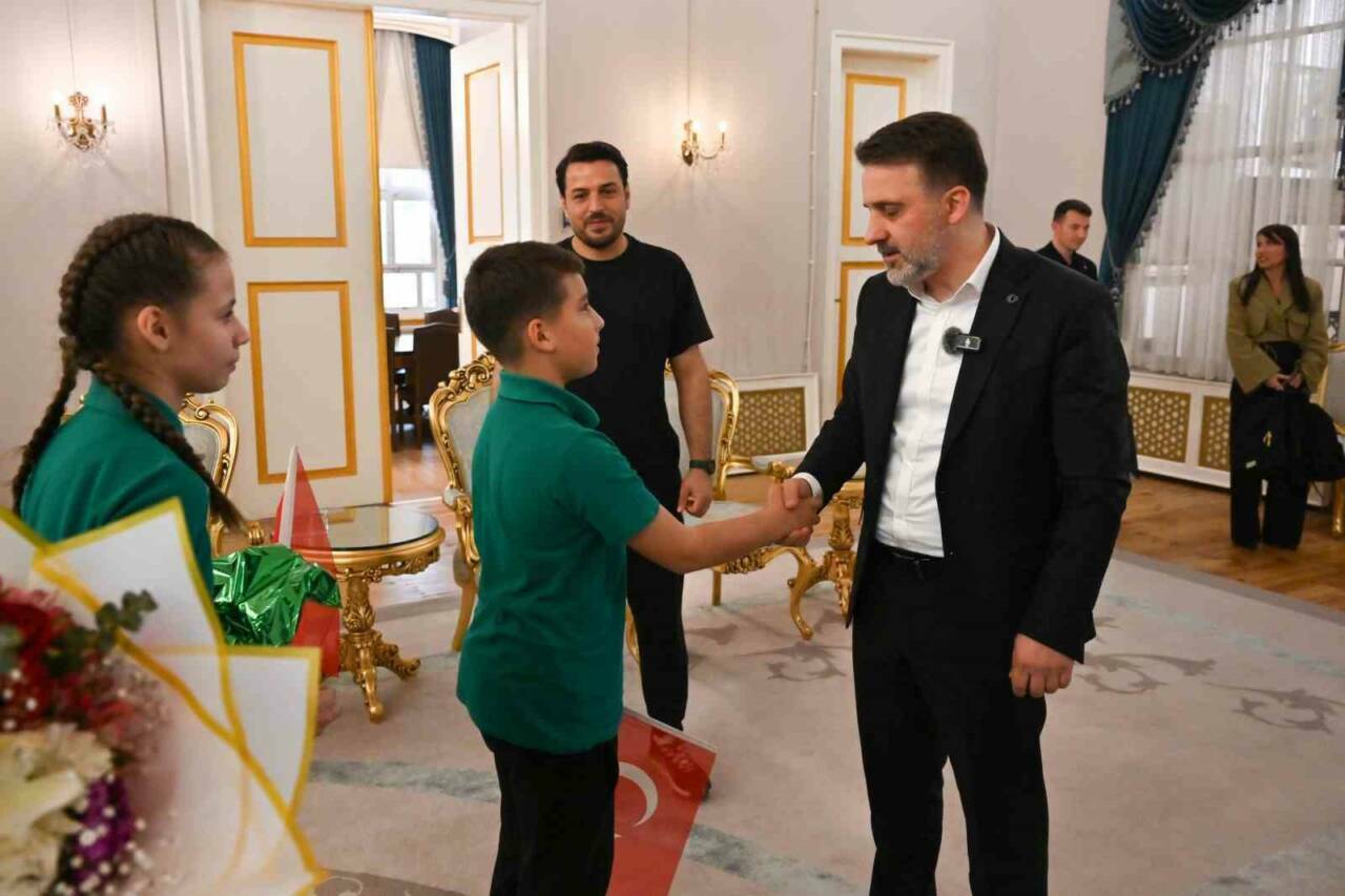 bursada 23 nisanda baskanlik koltugu cocuklarin oldu 4d0c3df4baf4