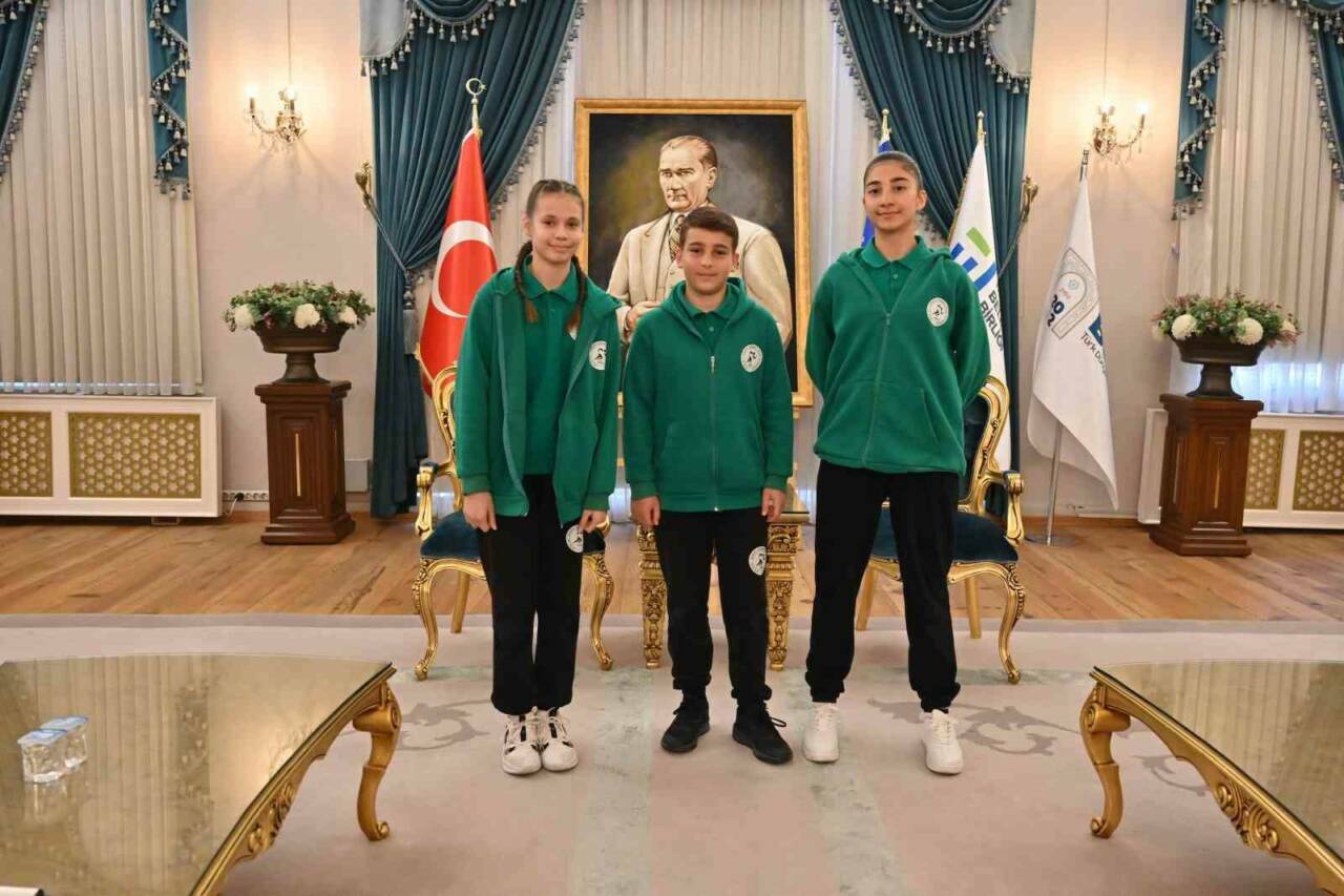 bursada 23 nisanda baskanlik koltugu cocuklarin oldu b963ae4e0503