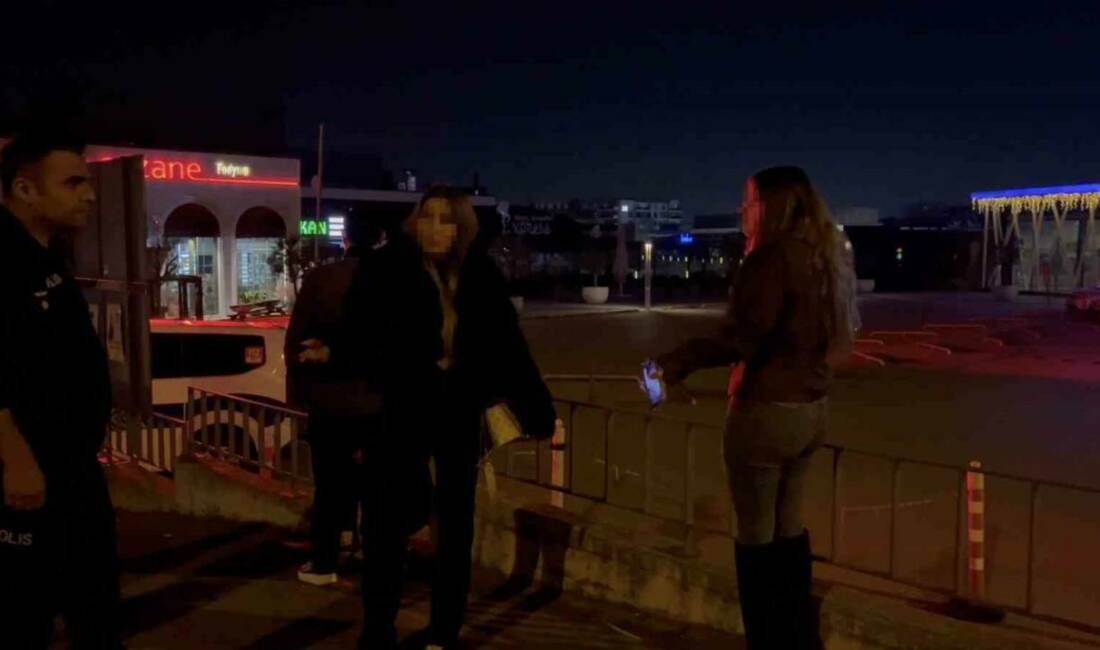 Bursa’da alkollü genç kızlar, yol kenarında bekleyen bir sürücüyü başka