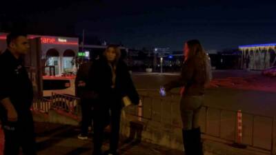 Bursa’da alkollü genç kızlar, yol kenarında bekleyen bir sürücüyü başka