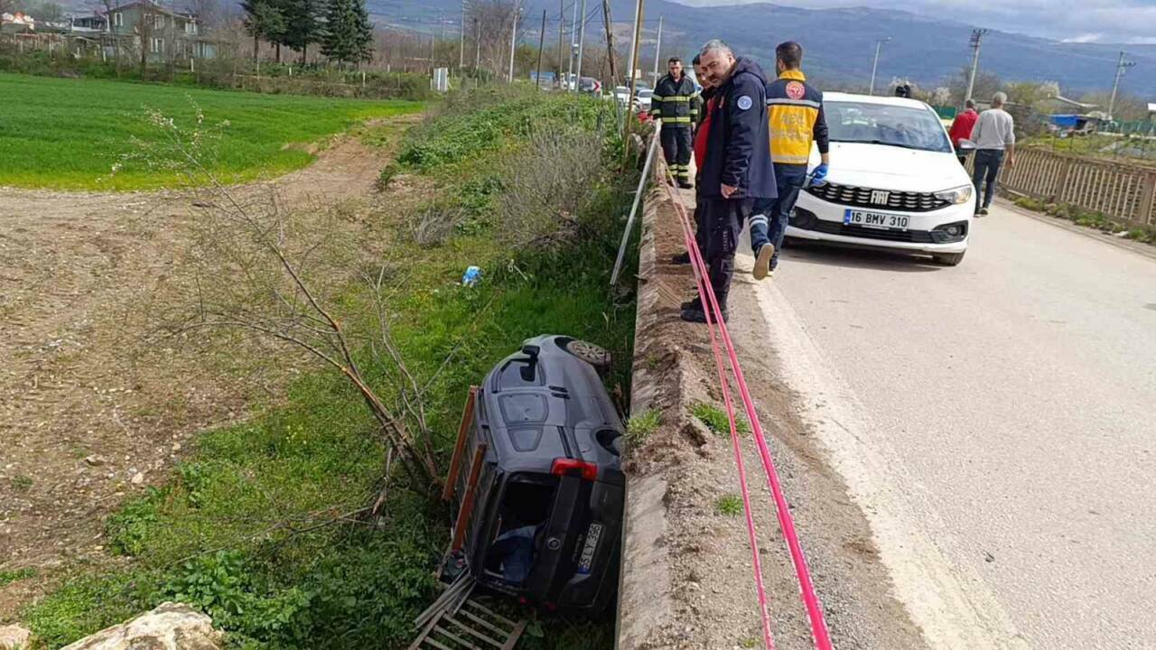 Bursa’da araçlar birbirine girdi! 1’i dereye uçtu: 4 yaralı 5 bursada araclar birbirine girdi 1i dereye uctu 4 yarali 149a32696865