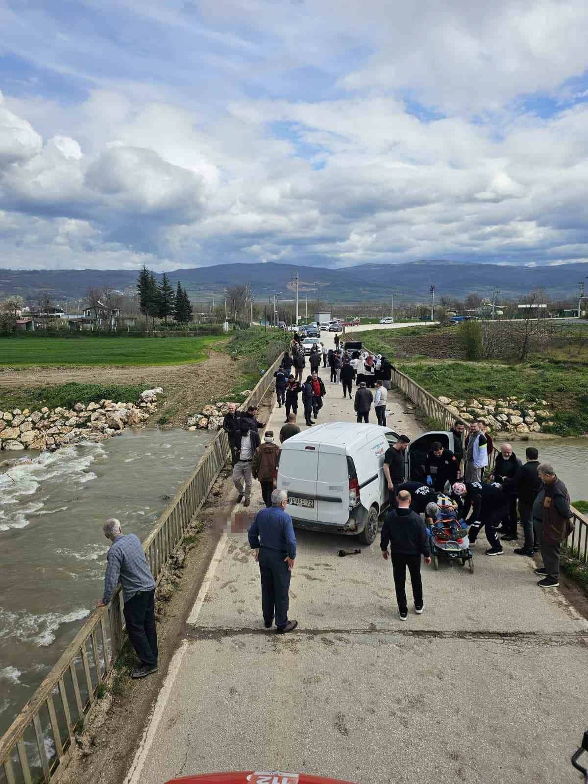 Bursa’da araçlar birbirine girdi! 1’i dereye uçtu: 4 yaralı 6 bursada araclar birbirine girdi 1i dereye uctu 4 yarali 842995b5684f