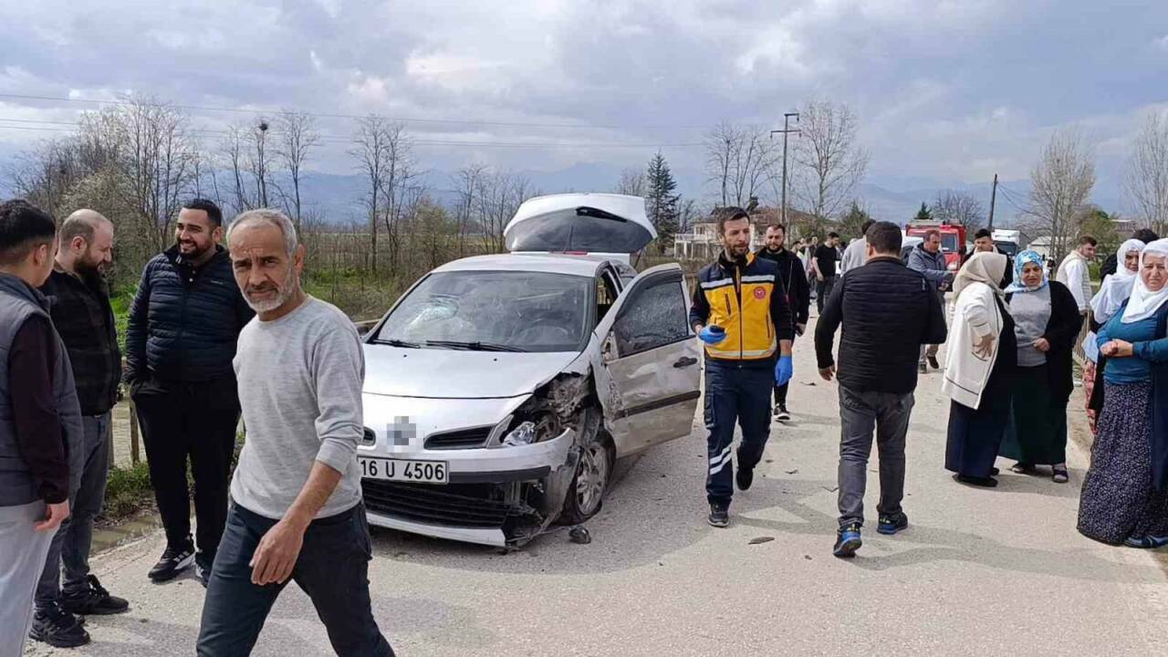 Bursa’da araçlar birbirine girdi! 1’i dereye uçtu: 4 yaralı 4 bursada araclar birbirine girdi 1i dereye uctu 4 yarali 8654f02ca646